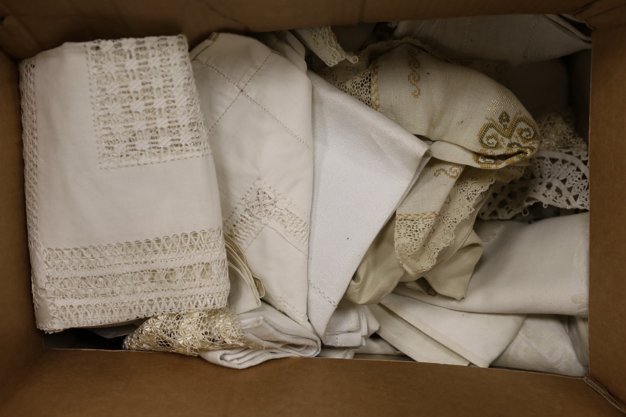 A quantity of mixed linen, table mats, cloths, etc.